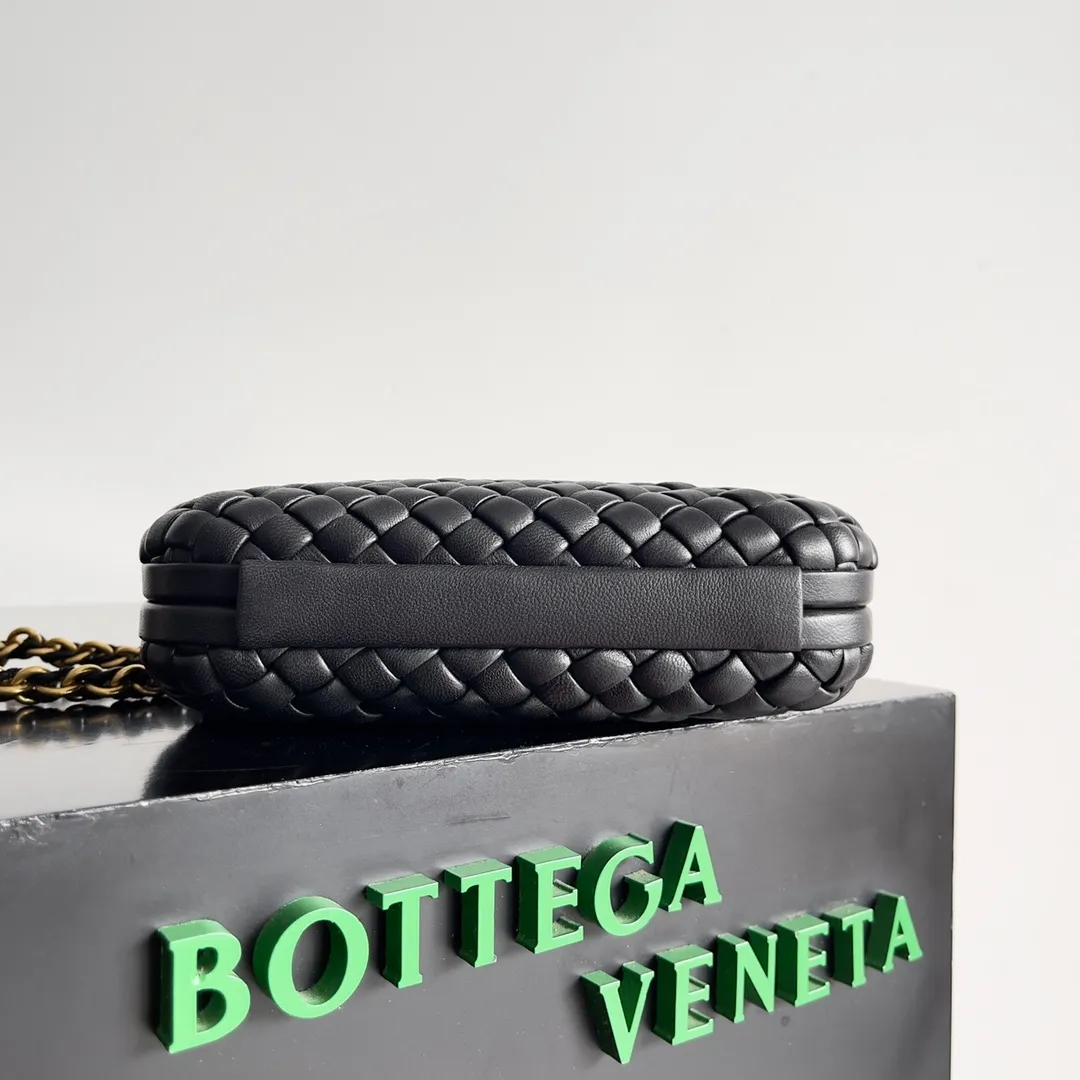 Batch 2260 BOTTEGA VENETA KNOT evening bag chain version for women is now on the market! Delicate and elegant, soft and powerful, this bag is definitely a representative of intellectual women. As an evergreen model of BV, the blessing of the chain is the icing on the cake. The classic weaving once again interprets the unique craftsmanship (the chain can be disassembled separately). Style number: 776662 Size: 19*11.5*5cm